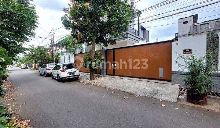 Luxury house near Patal Senayan in Kebayoran Lama, South Jakarta