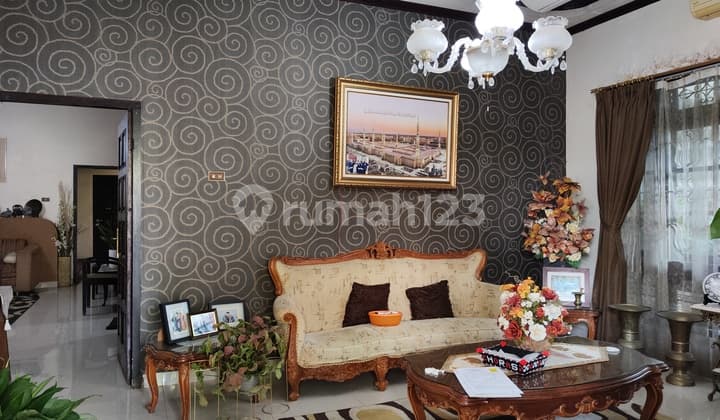 A 2-Story House in a Busy Downtown Area, Suitable for Accommodation.