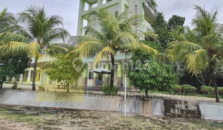 Bangunan Gedung dengan Lahan Luas di Jalan Ahmad Yani Pringsewu Lampung