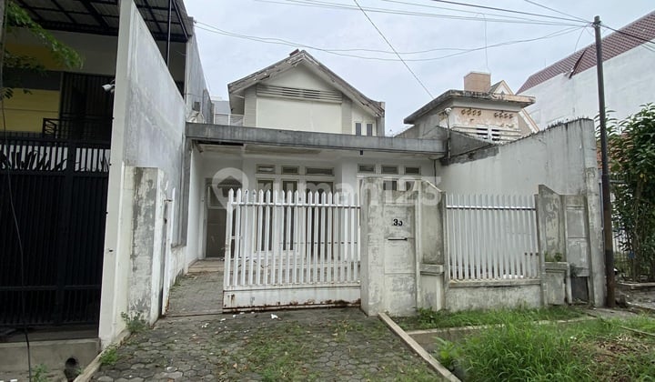 RUMAH PUSAT KOTA DI JALAN TEUKU UMAR 2 LANTAI BANGUNAN 300M2 COCOK UNTUK KANTOR, KLINIK, CAFE