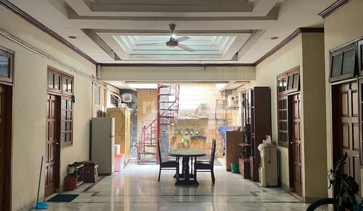 Rumah 1,5 Lantai parkiran luas di Mampang Prapatan, Jakarta Selatan