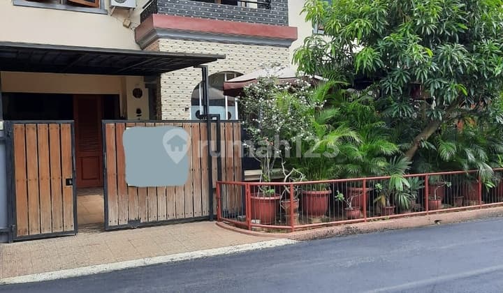 Rumah Cantik dan Strategis di Anggrek Loka, BSD City.