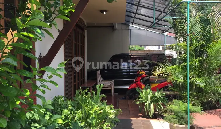 Rumah Depan Taman di Bumi Pesanggrahan Mas