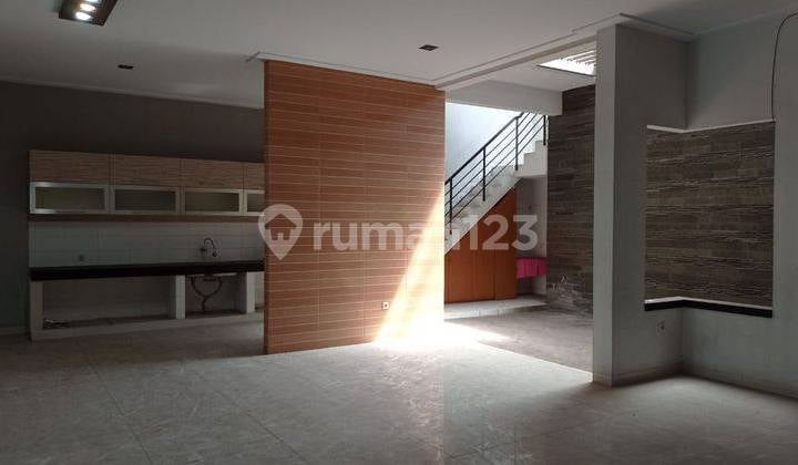 Disewakan Rumah di Singgasana Pradana 2 Lantai Bagus