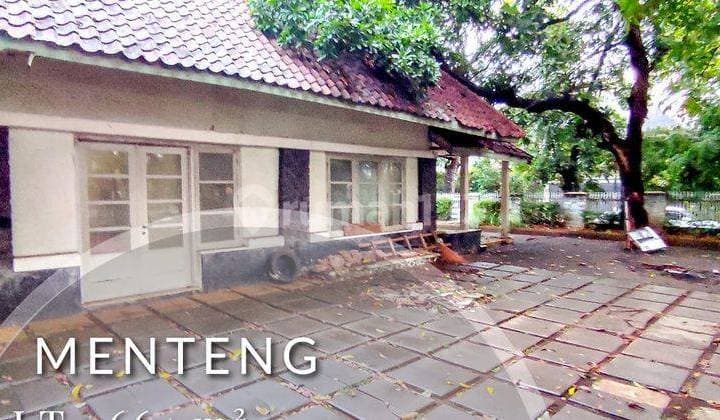 Cheap house in Menteng in front of the park