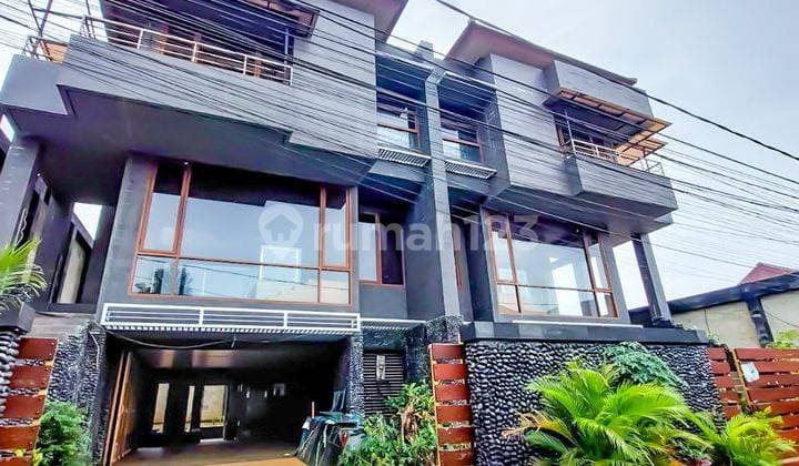 Rumah 3 lantai di Pejaten
