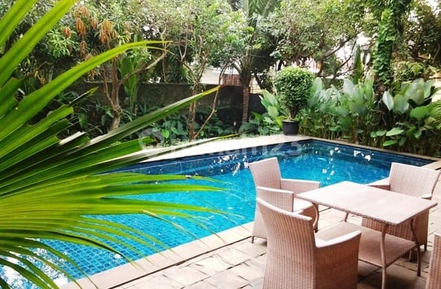 Rumah Bagus Halaman Luas Furnished di Area Simatupang Jaksel