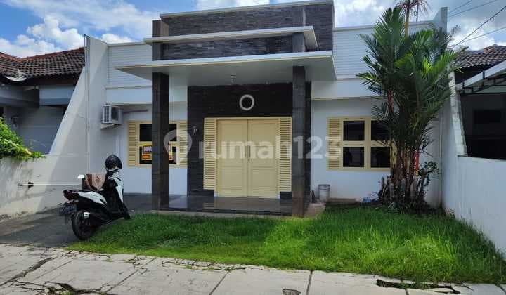 Rumah dengan halaman luas dengan kolam renang di Perum Villa Citra Wayhalim Bandarlampung (VNR)