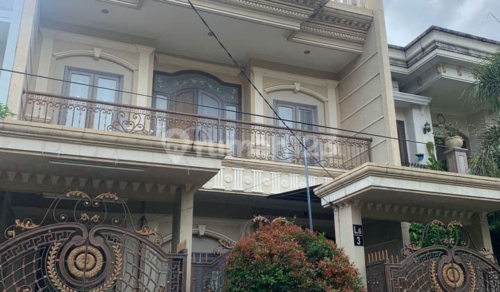 Rumah 3 Lantai BOULEVARD ARAYA 2 Model Klasik Mewah, Surabaya