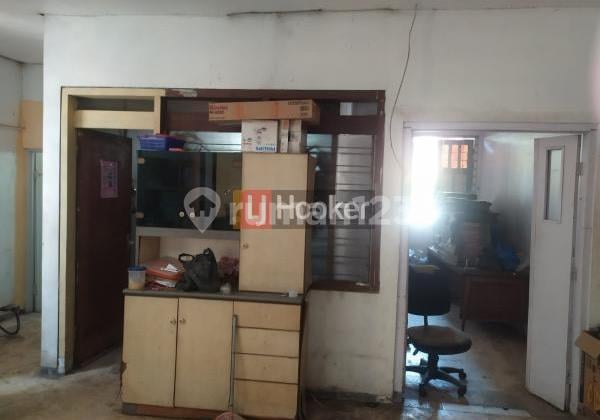 The house needs renovation in Kampung Subuh. The house needs renovation in Kampung Subuh.