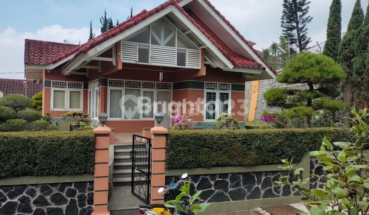 Villa satu lantai semi furnished di daerah sejuk dengan view cantik di Puncak samping istana Cipanas