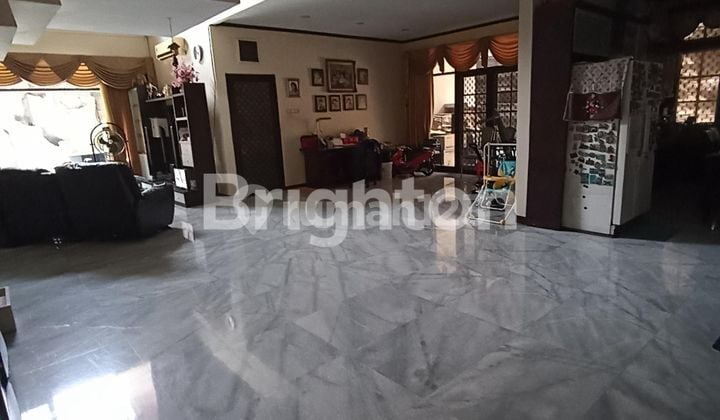 RUMAH SPLIT LEVEL MODEL 3LANTAI, TERAWAT BAGUS