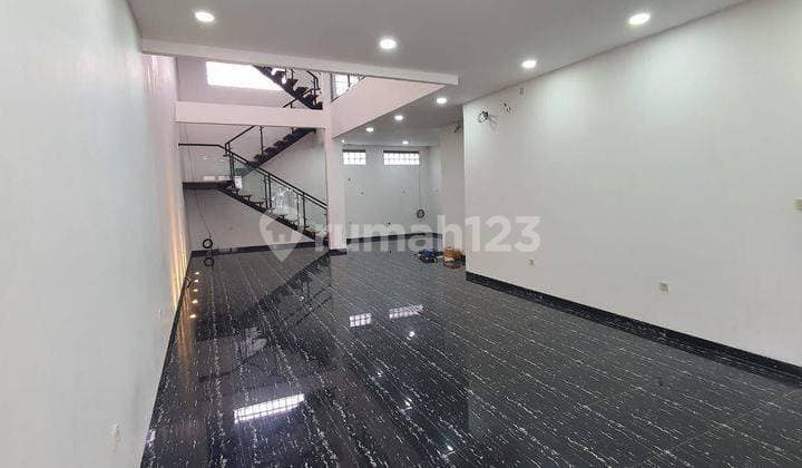Rumah 3 Lantai Baru Unfurnished SHM di Singgasana , Bandung
