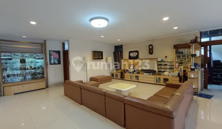 Rare Find! Residential House with Boarding Option in Tubagus Ismail Area, Close to Campus.