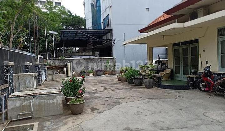 Rumah Luas di Juanda, Jakarta Pusat (Pinggir Jalan Raya, Hitung Harga Tanah saja)