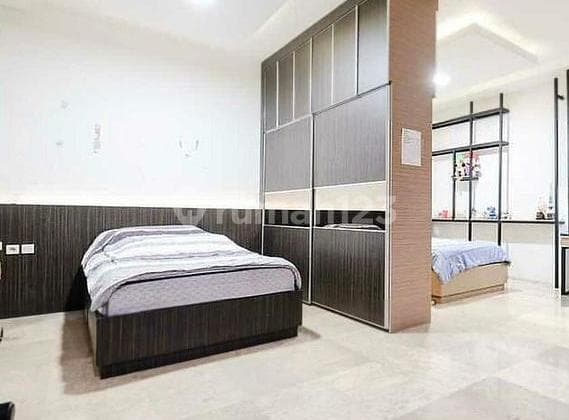 Rumah Luas, Asri dan Murah 1,5 Lantai di Intercon (Taman Kebon Jeruk)