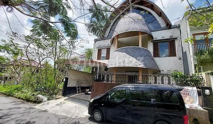 rumah di daerah Taman Mumbul, Nusa Dua. Lokasi strategis, lingkungan sekitar hotel dan villa