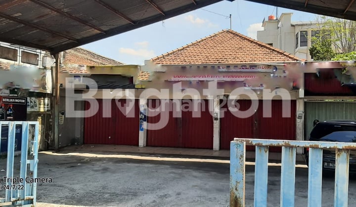 Rumah di Pinggir Jalan Raya Tengah Kota