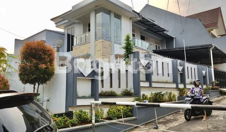 Rumah Hook dan Mewah di Bukit Sari