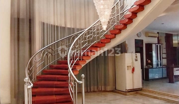LUXURIOUS HOUSE LIKE A PALACE IN THE CENTER OF SEMARANG CITY
