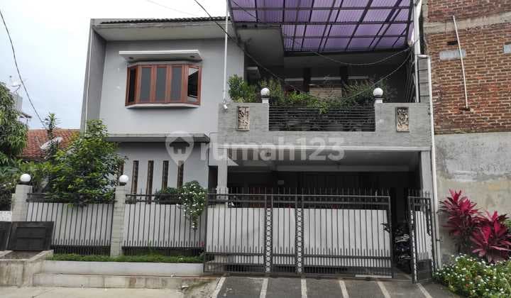 Cheap! Quick Sale of a Large, Ready-to-Occupy House in Taman Kopo Indah 1.