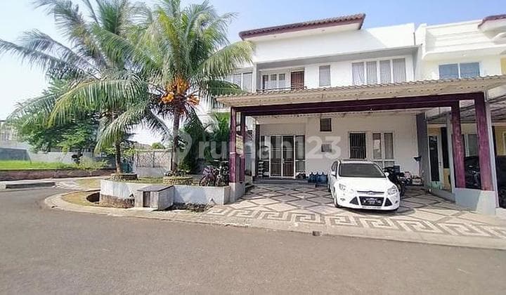 Luxurious Villa with Swimming Pool, Green and Serene Near Sawangan Toll Road
