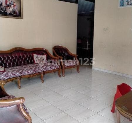 House near the main road close to the Buah Batu toll, suitable for shop houses (ruko), boarding houses (kost), or offices.