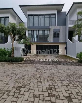 Di rumah mewah Cluster Lakewood Navapark BSD