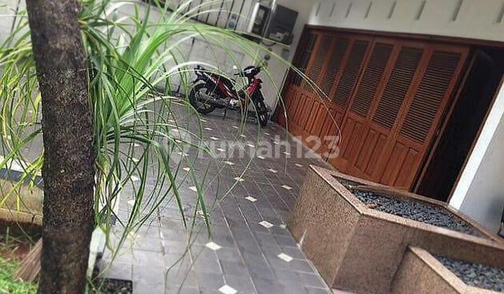 Rumah di Menteng lokasi elit jual hitung tanah aja