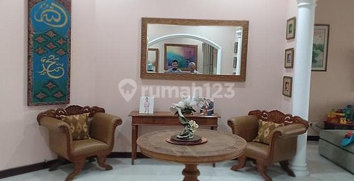 Old house, land only. Location: Jambu Street, Menteng.