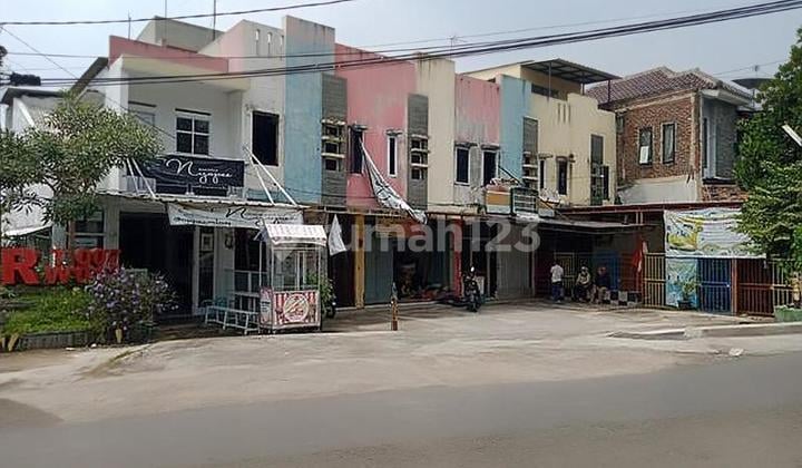 Shop house for sale in the residential area of Cigending, Ujungberung, Bandung.