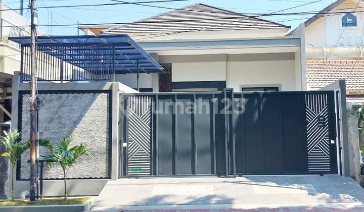 Rumah di Wisata Bukit Mas Surabaya Barat, 2 Lantai, Mewah, Depan Club House