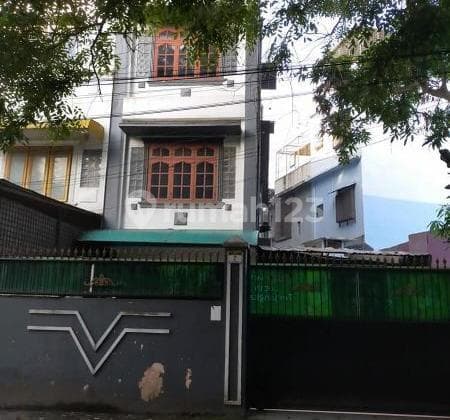 Disewakan Rumah 3 Lantai Jalan Sampali, Medan