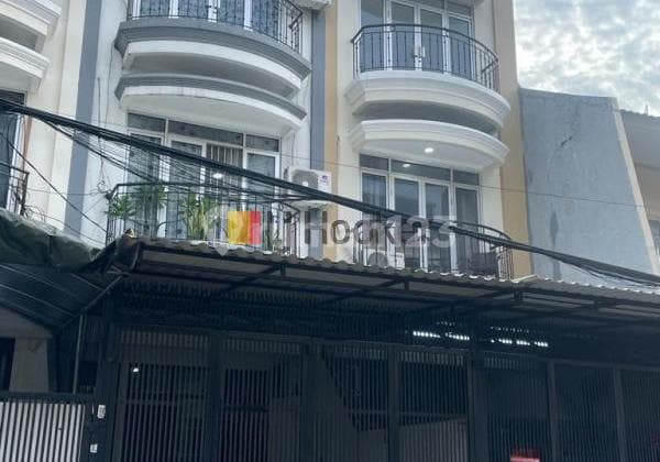Rumah 3 Lantai Siap Huni, Lebar Jln 3 Mobil, Tomang Jakarta Barat