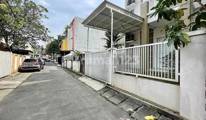 Tebet utara rumah siap huni akses jalan 2 mobil dekat taman