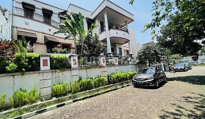 Rumah Semi Furnished Bagus Di Tengah Kota Akses Tol Dekat Tol