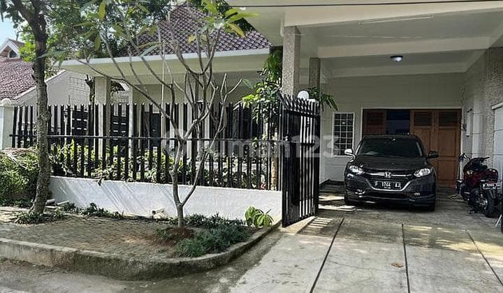 Rumah Semi Furnished Bagus Dengan Kolam Renang Di Tengah Kota