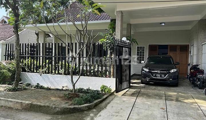 Rumah Semi Furnished Bagus Dengan Kolam Renang Di Tengah Kota