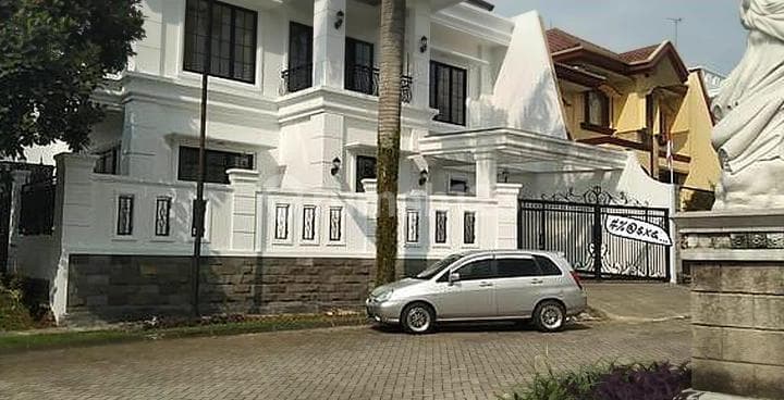 Rumah Baru Mewah Dengan Kolam Renang View Gunung Di Montecarlo