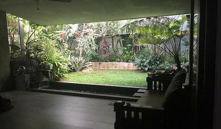Rumah Mewah Halaman Belakang Luas di Senayan sektor 9 Bintaro