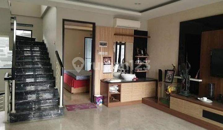 Sudirman Town House Strategis Langka Furnished Lux Disewakan