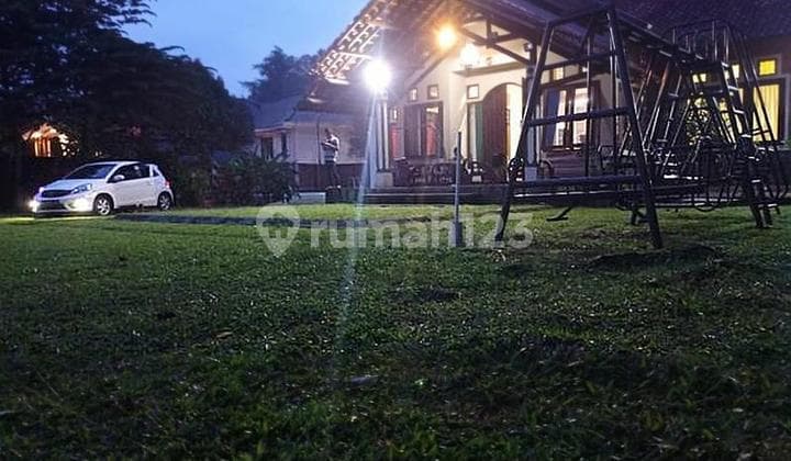 Villa with mountain views and swimming pool in Megamendung.