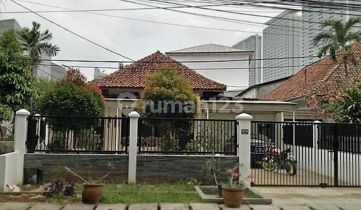 Flash Sale! Rumah di Cikini! Lokasi Sangat Strategis!