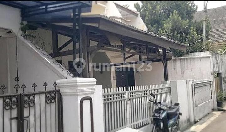 House in West Tebet, single car road access, land measurement included