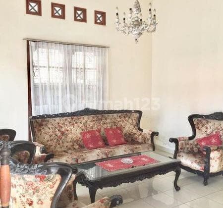 Dijual Rumah Dua Lantai, SHM di Jalan Cempaka Putih Tengah 13