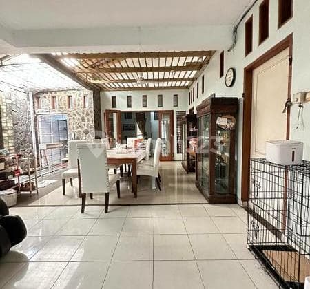 Rumah Lama Terawat, Banyak Kamar di Jl. Peningkatan Raya