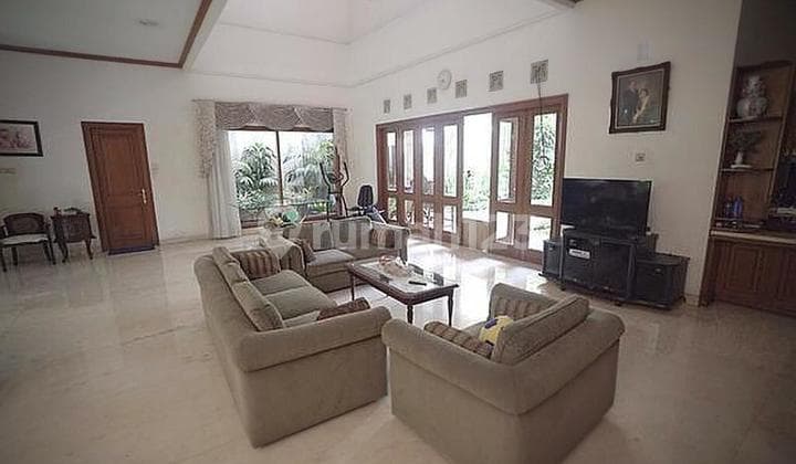 Rumah Lama Terawat, Bangunan 2 Lantai di Menteng.