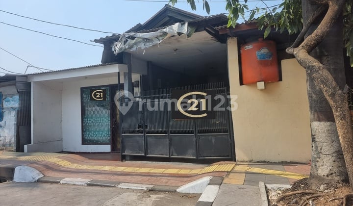 Rumah Di Pinggir Jalan Raya Walikota Jakarta Timur Rumah Di Pinggir Jalan Raya Walikota Jakarta Timur
