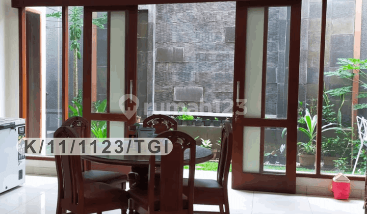 Rumah Singgasana Pradana Di Jalan Darma Kusuma Bandung