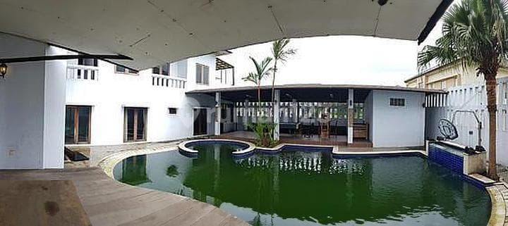 Disewakan rumah dengan banyak kamar ada kolam renang Lippo Village Tangerang